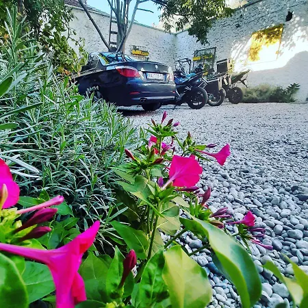 Family Near Old Town モスタル