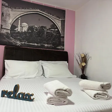 Family Near Old Town モスタル