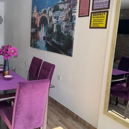 Family Near Old Town * モスタル